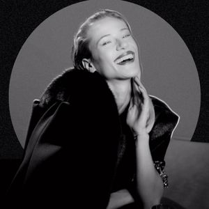 美女露大胸性教育
